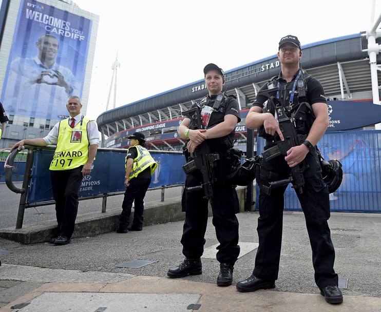 Poliziotti davanti al Millennium Stadium di Cardiff (Epa)